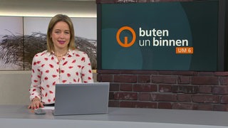 Moderatorin Lea Reinhard im Studio von buten un binnen.