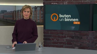 Moderatorin Kirsten Rademacher im Studio von buten un binnen