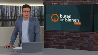 Moderator Felix Krömer im Studio von buten un binnen.