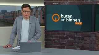 Moderator Felix Krömer im Studio von buten un binnen