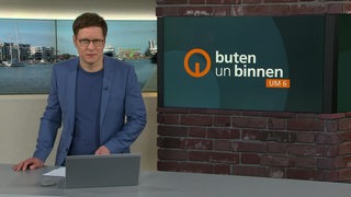 Moderator Felix Krömer im Studio von buten un binnen