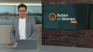 Moderator Felix Krömer im Studio von buten un binnen