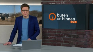 Moderator Felix Krömer im Studio von buten un binnen.