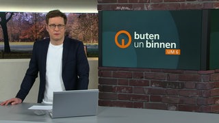 Moderator Felix Krömer im Studio von buten un binnen