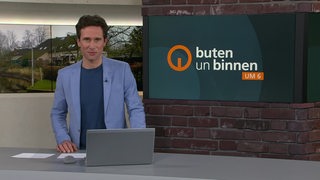 Moderator János Kereszti im Studio von buten un binnen