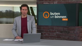 Moderator Janos kereszti im Studio von buten un binnen.