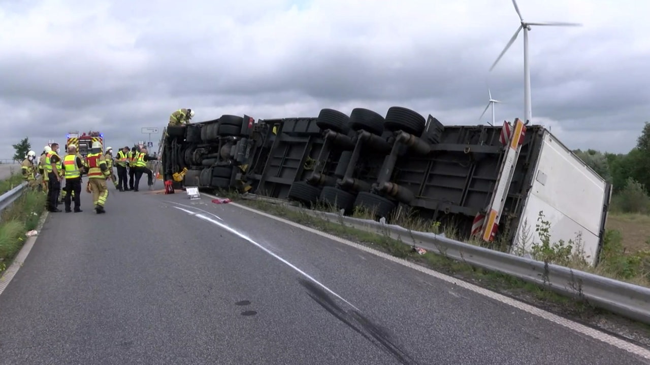 Lkw Kippt Bei Schwerem Unfall Auf Der A281 Um Buten Un Binnen