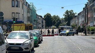 Polizei und Krankenwagen stehen in Bremen Walle an einer abgesperrten Unfallstelle.