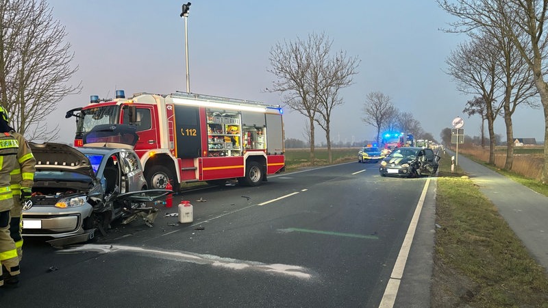 Feuerwehr und Polizei bei einer Unfallstelle auf der B73 zwischen Otterndorf und Altenbruch.