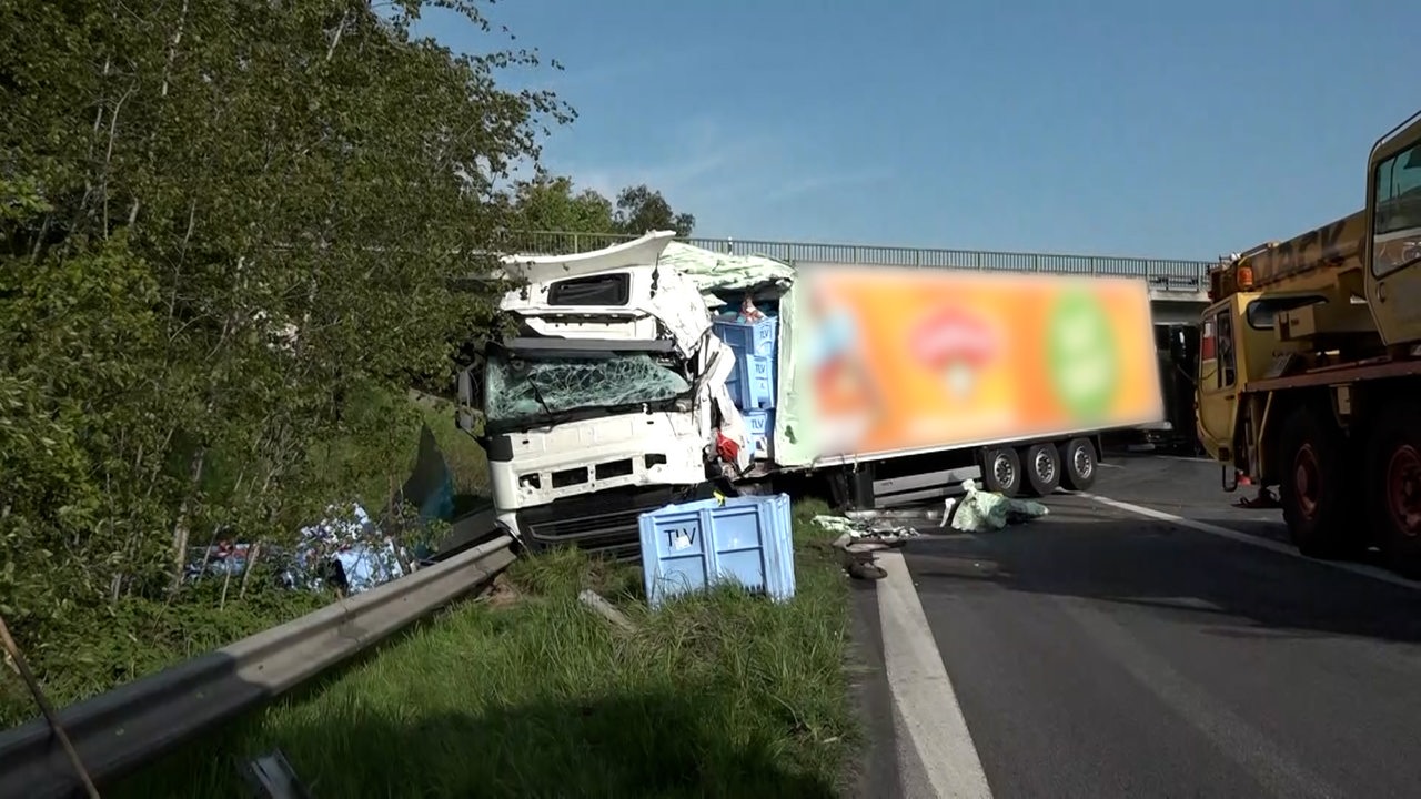 Auto überschlägt Sich Auf A27 Bei Bremen – Fahrer Flieht Vom Unfallort ...