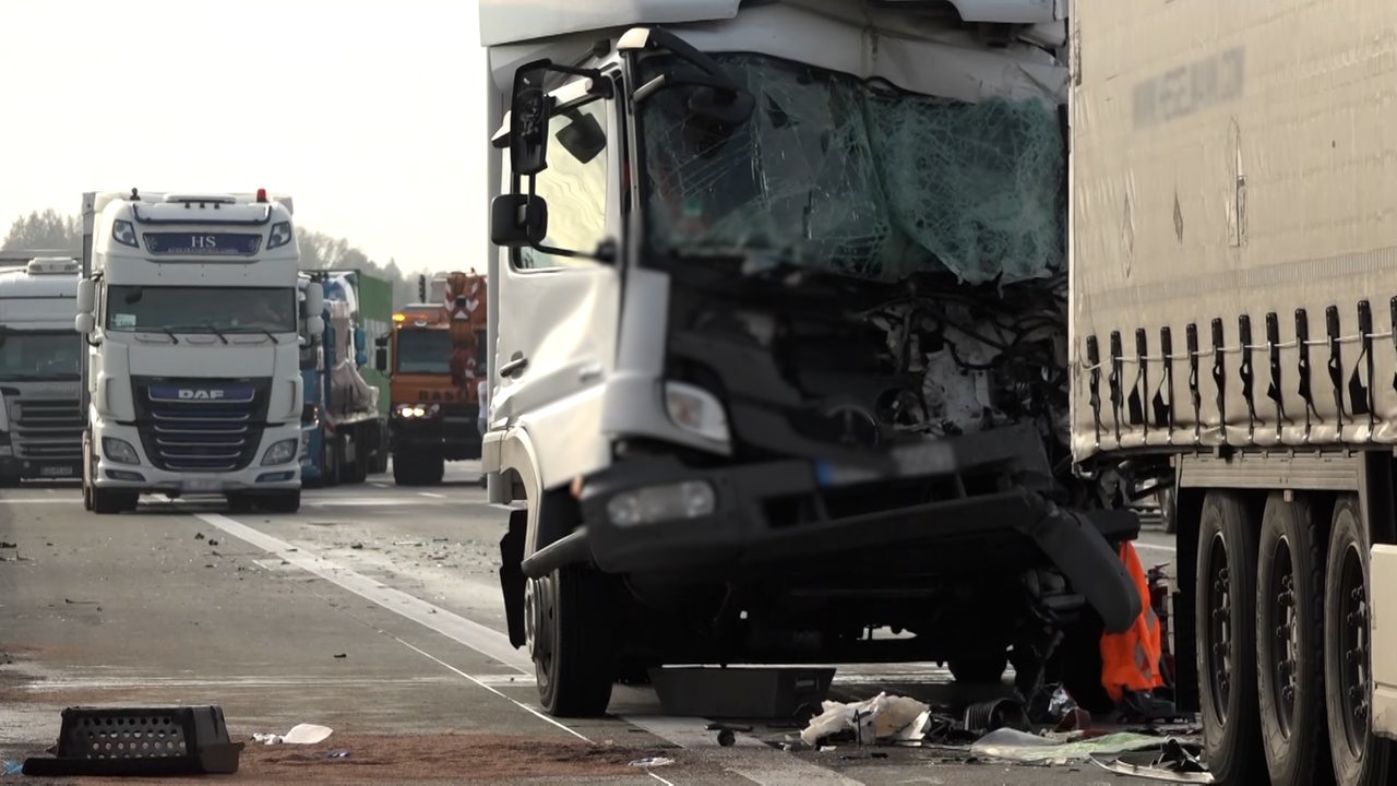 Auffahrunfall Auf Der A1: Fahrer Erleidet Schwere Verletzungen - Buten ...