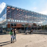 Studenten laufen über den Campus der Universität Bremen. 