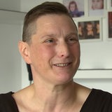 Frau Urte Hilscher hat ein leichtes Lächeln im Gesicht