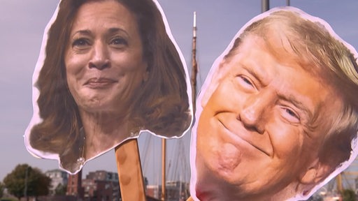 Kamala Harris und Donald Trump auf Plakaten.