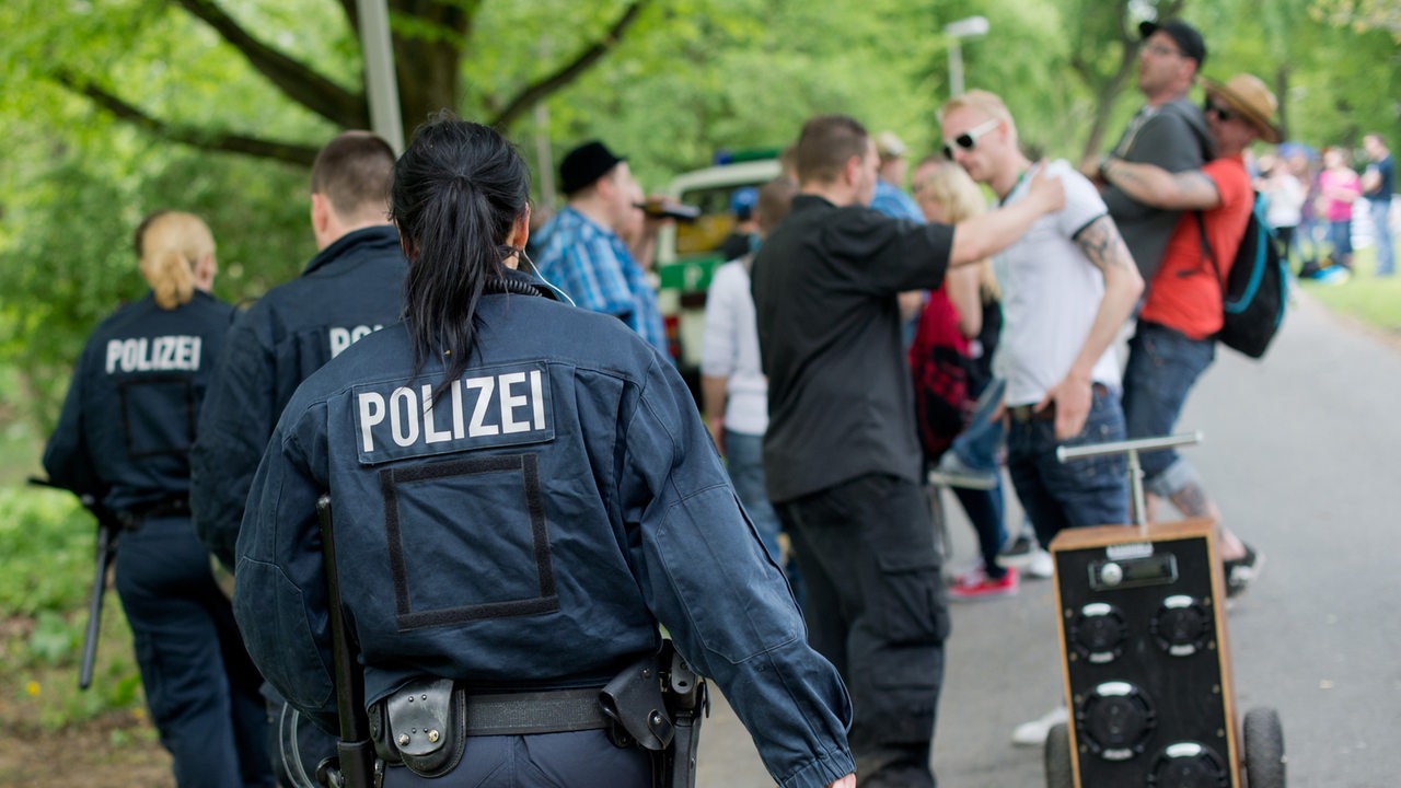 Polizei Meldet Kaum Auseinandersetzungen An Vatertag In Bremen - Buten ...