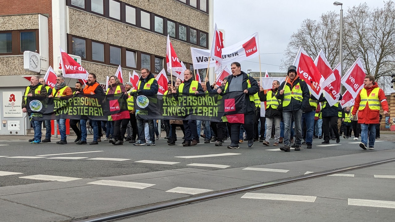 1.500 bei Demo zum BSAG-Streik: Busse und Bahnen bleiben weiter stehen -  buten un binnen