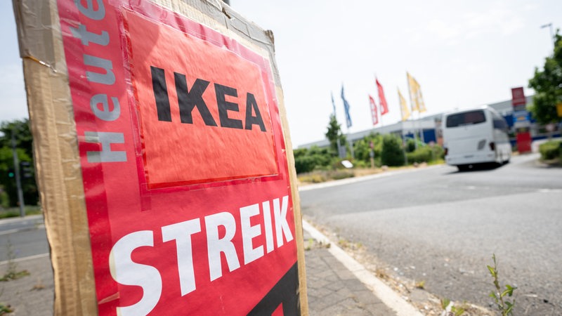 "Ikea Streik" steht während eines Warnstreiks vor der Ikea-Firmenzentrale an der Einfahrt auf einem Schild.