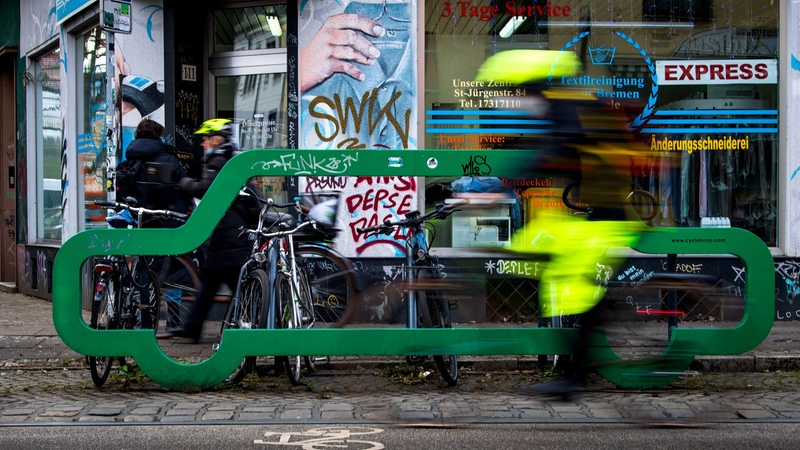 Ein Radfahrer fährt im Ostertorsteinweg an einem Radständer in Form eines Autos vorbei. (Archivbild)