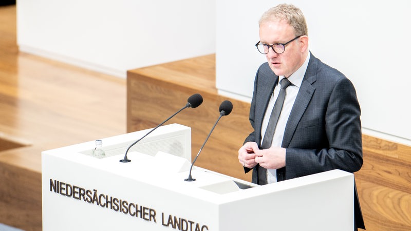  Niedersachsen, Hannover: Volker Meyer (CDU), Abgeordneter für den Wahlkreis Syke, spricht im niedersaechsischen Landtag