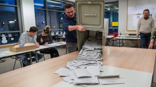 Wahlhelfer zählen Stimmen aus.