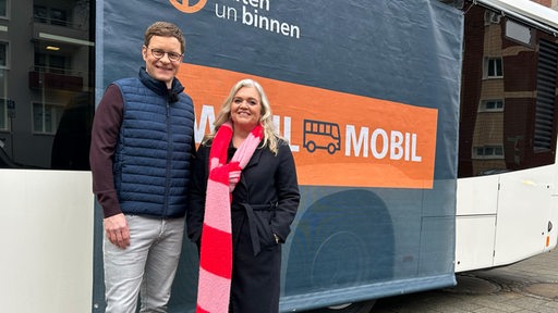 Felix Krömer und Anja Görz am Wahlbus von buten un binnen