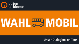 Auf dunkelblauem Hintergrund ist ein oragnefarbener Streifen zu sehen auf dem die Worte "Wahl Mobil" in weißen Lettern zu lesen sind. In der Mitte ist ein Piktrogram von einem Bus abgebildet.