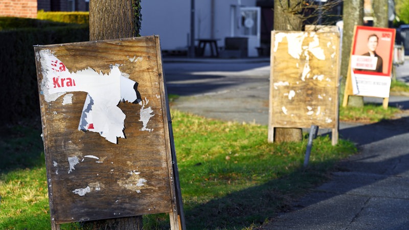 An einer Straße sind mehrere Wahlplakate abgerissen worden.