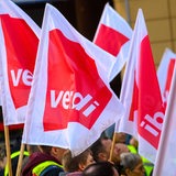 Menschen halten Fahnen mit der Aufschrift "Verdi" in der Hand.