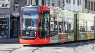 Eine Straßenbahn fährt durch das Bremer Ostertor