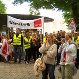 Mitarbeitende der hkk demonstrieren.