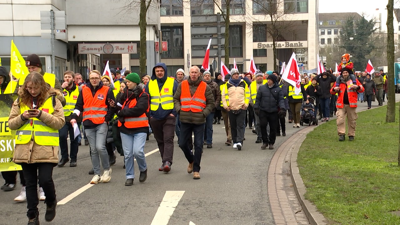 Warnstreik In Bremen: 1.700 Menschen Demonstrieren In Der Innenstadt ...