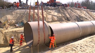 Arbeiter verlegen ein neues Rohr unter der A27 zwischen Bremen und Bremerhaven.