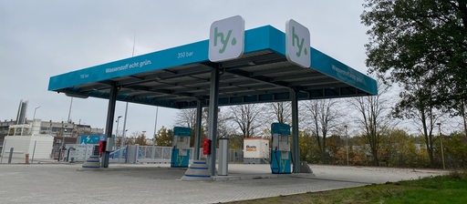 Blick auf eine blaue Wasserstofftankstelle.