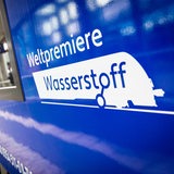 Ein blauer Wasserstoffzug steht im Hauptbahnhof Hannover. 