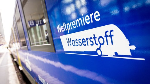 Ein blauer Wasserstoffzug steht im Hauptbahnhof Hannover. 