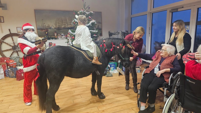 Ein Pony steht im Speisesaal eines Pflegeheims.