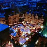 Der Bremer Weihnachtsmarkt auf dem Marktplatz von oben mit einer Drohnenaufnahme.