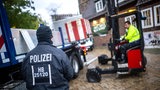 Einsatzkräfte der Polizei stellen Poller zum Schutz des Weihnachtsmarktes auf.