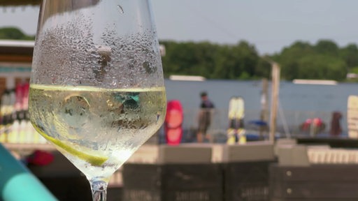 Ein Weinglas am Spadener See.