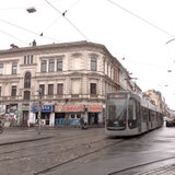 Eine Straßenbahn fährt durchs Bremer Viertel.