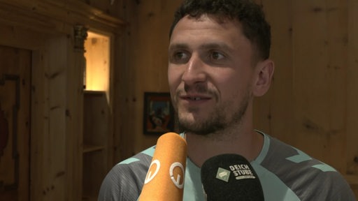 Der Werderprofi Milos Veljkovic wird interviewt.