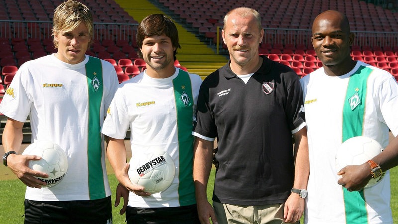 Diego posiert im Sommer 2006 gemeinsam mit Clemens Fritz, Thomas Schaaf und Pierre Womé für ein Foto.