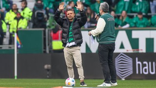 Diego lässt sich im Weser-Stadion von den Fans feiern.