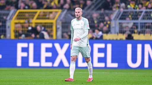 Marvin Ducksch schaut frustriert auf dem Platz im Weser-Stadion.