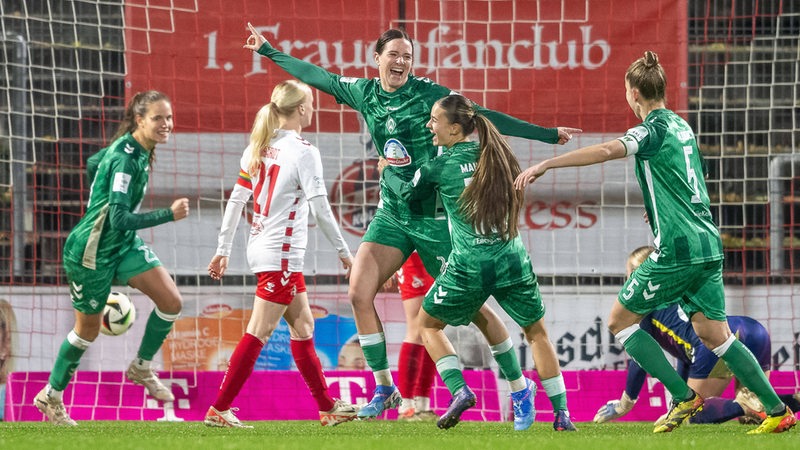 Das Fußballteam der Werder-Frauen jubelt einem Tornetz