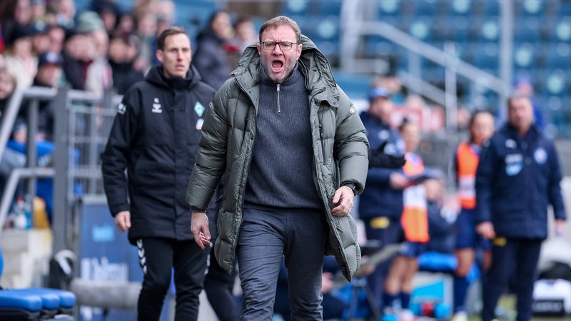 Thomas Horsch, Trainer der Werder-Frauen, seteht an der Seitenlinie und brüllt.