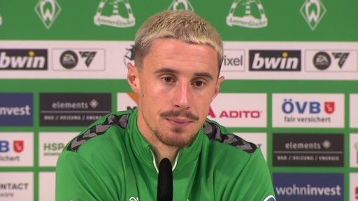 Zu sehen ist der Werder Verteidiger Marco Friedl, während eines Interviews. 