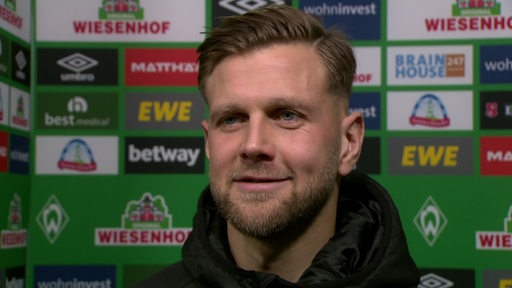 Werder-Stürmer Niclas Füllkrug lächelnd beim Interview nach dem Spiel.