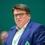 Hubertus Hess-Grunewald spricht am Mikrofon. 