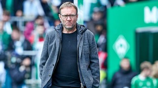 Thomas Horsch läuft im Weser-Stadion am Spielfeldrand entlang. 